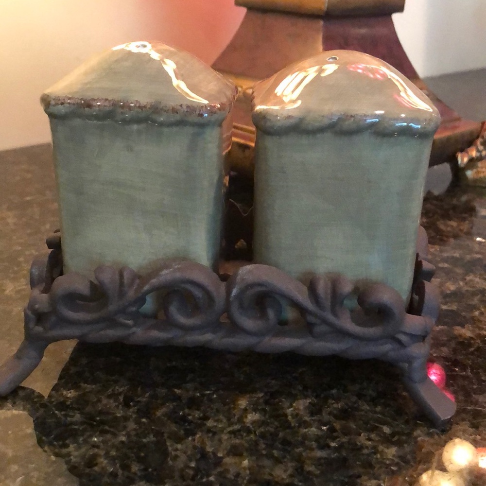 Salt/Pepper Shakers